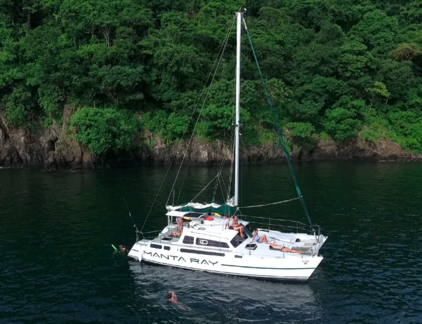 manta-ray-sailing-boat
